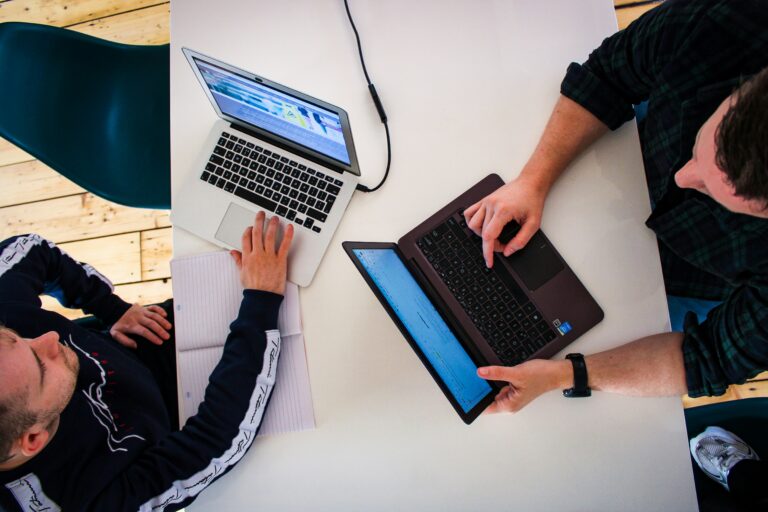 personas con computadores portatiles hablando sobre Growth Marketing de The Monkey Hat